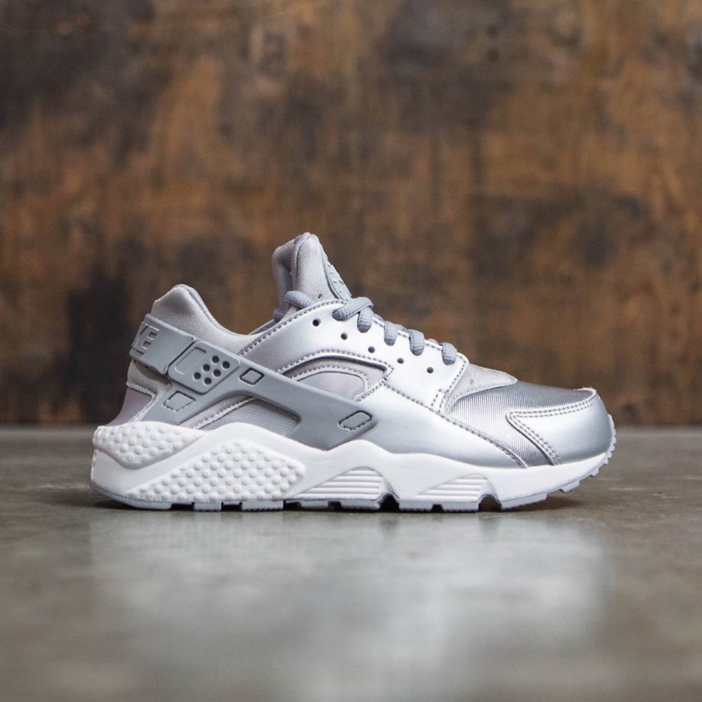 NIKE AIR Huarache “Metallic Silver”